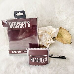 New with tag HERSHEY’S AIRPOD PRO CASE. SUPER COOL & Functional!. Great Gift!